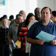 I dag er arbeidsledigheten i USA på 10–11 prosent, og køene av jobbsøkere lange.
