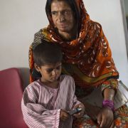 Mumtaz Bibi, 35, og sønnen Moazam Raza, 6, ble angrepet med syre av slektninger.