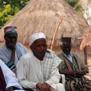 Landsbyråd: Mannlige slektninger er samlet i en landsby nord i Guinea.
