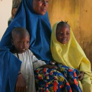 Sharia: Denne kvinnen og hennes to barn er fra landsbyen Nahuche i Zamfara.