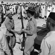 Franske tropper deler ut våpen til landsbyboere, sør for Alger, i juli 1960.