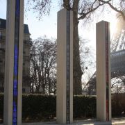 Disse tre søylene i Paris utgjør det nasjonale minnemerket for Algeriekrigen. 