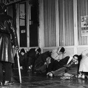 Paris-massakren: Arresterte demonstranter voktes av politi, 17. oktober 1961.