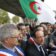 Sosialistenes presidentkandidat Francois Hollande minnet Paris-massakren.