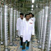 Irans president Mahmoud Ahmadinejad inspiserer anriking av uran i Natanz i 2008.