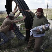 Israelske bosettere bygger ved den jødiske utposten Havat Gilad, 1. mars 2011.
