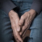 Mange eldre tar ikke del i den teknologiske hverdagen. Foto: iSTOCKPHOTO