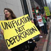 Demonstrerer mot deportasjoner: Rekordmange immigranter er deportert.