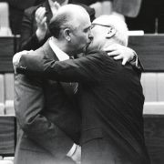 Gorbatsjov gratulerer Øst-Tysklands leder Erich Honecker med gjenvalget i 1986. 