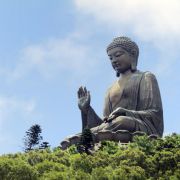 En bronsestatue av Buddha ved Po Lin-klosteret i Hongkong.