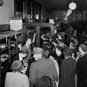 På Steen og Strøm hang skiltet «Norske varer gjennmom Marshallplanen» i 1950. 