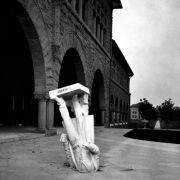 I 1906 falt statuen av geologen Louis Agassiz ved Stanfrod University.