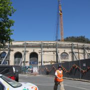 Det er sprekk i muren rundt Memorial stadion ved Berkeley University. 