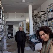 Nejib Chouk og Nadia Driss får ikke solgt mange postkort til turister.