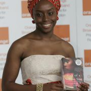 Den nigerianske forfatteren Chimamanda Adichie med boken «En halv gul sol».. 