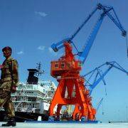 En pakistansk soldat patruljerer havnen i Gwadar, vest for Karachi. 