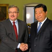 Polens president Bronislaw Komorowski (t.v.) og kinesiske Jia Qinglin. 