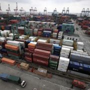 Containerhavnen i Shanghai er den nest største i verden. 