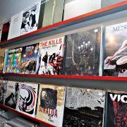 Vinyl-plater krever oppmerksomhet, her fra butikken Tiger i Oslo i april 2008.
